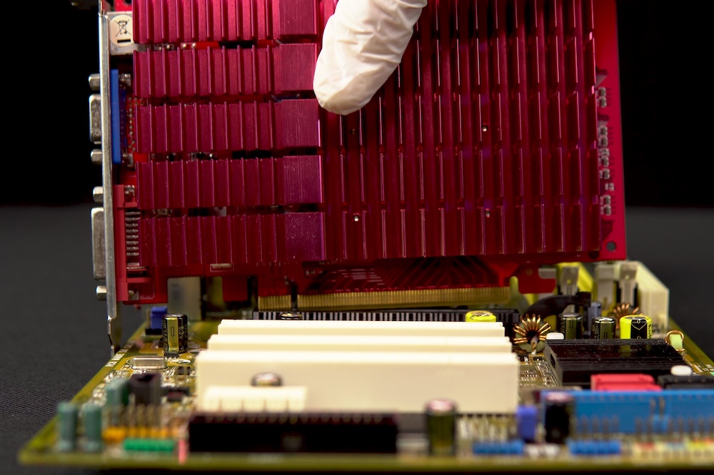 How To Remove GPU From Motherboard the Right Way - Livewire Dev